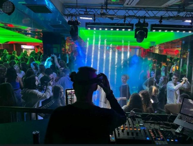 «Відпочивай як у мирний час»: у луцькому нічному клубі Versailles влаштували гучну вечірку 