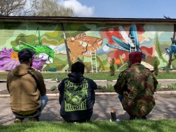 150 балонів, понад 60 м.кв стіни і 5 днів -  перший мурал уже став окрасою Нововолинська. ВІДЕО