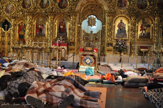 Церква, медики, тіла: священик з Волині показав трагічні кадри з протистояння на Майдані 5-річної давності