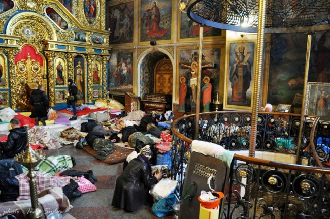 Церква, медики, тіла: священик з Волині показав трагічні кадри з протистояння на Майдані 5-річної давності