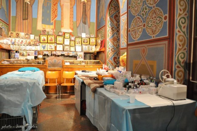 Церква, медики, тіла: священик з Волині показав трагічні кадри з протистояння на Майдані 5-річної давності