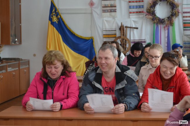 «Навіть перед донькою соромно, що мови не знаю»: переселенці у Луцьку вперше зібралися на розмовний клуб української