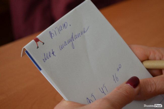 «Навіть перед донькою соромно, що мови не знаю»: переселенці у Луцьку вперше зібралися на розмовний клуб української