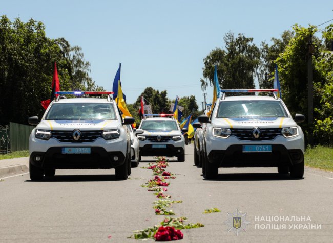 Навіки в строю: на Волині попрощалися із загиблим на війні поліцейським Юрієм Кривошапкою