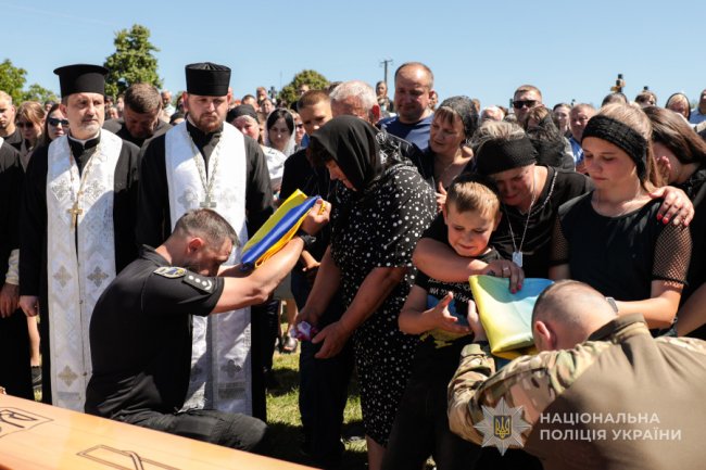 Навіки в строю: на Волині попрощалися із загиблим на війні поліцейським Юрієм Кривошапкою