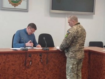 У Броварах вручили повістки всій міськраді