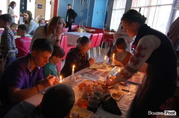 У Луцьку почали готувати подарунки до Великодня. ФОТО