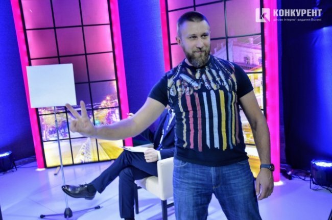 Режисер Шараєвський його контролює...