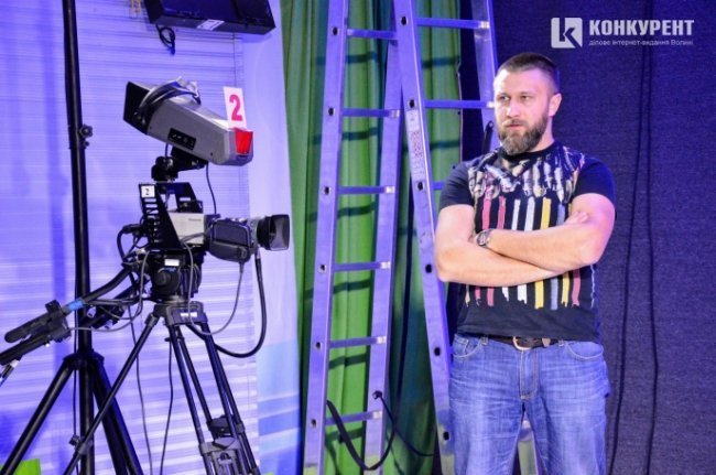 ...і контролює...