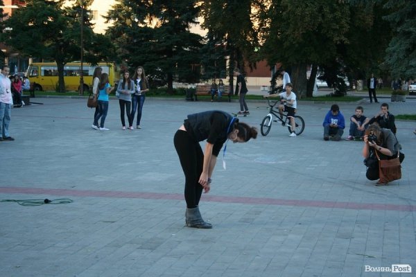 У центрі Луцька почався двомісячний танцювальний флешмоб. ФОТО