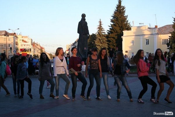 У центрі Луцька почався двомісячний танцювальний флешмоб. ФОТО