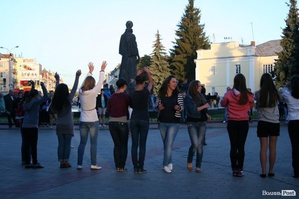 У центрі Луцька почався двомісячний танцювальний флешмоб. ФОТО
