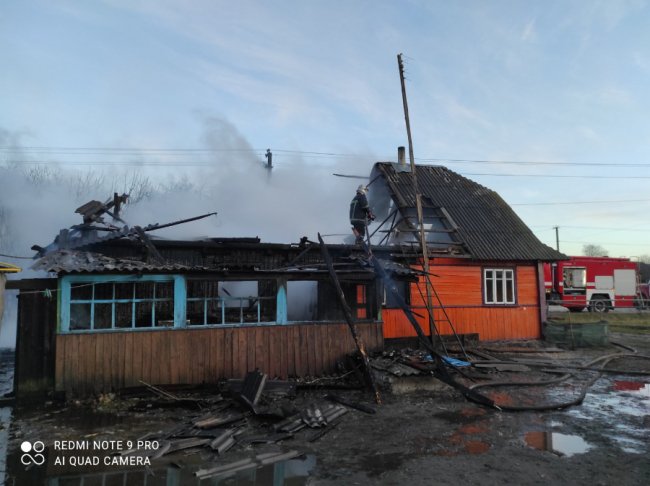 Три пожежні машини рятували від вогню житловий будинок на Волині. ФОТО. ВІДЕО