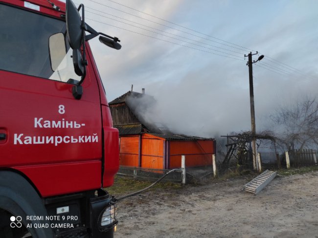Три пожежні машини рятували від вогню житловий будинок на Волині. ФОТО. ВІДЕО