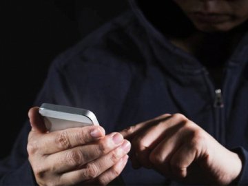 Попросив зняти гроші: у Луцьку одесит вкрав у жінки  телефон