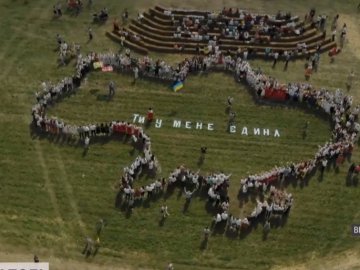 На Волині посеред поля створили мапу України — з Кримом і Донбасом