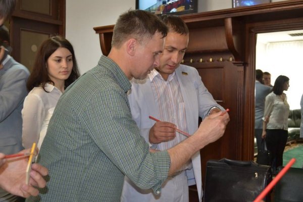 Луцькі депутати в обідню перерву малювали. ФОТО