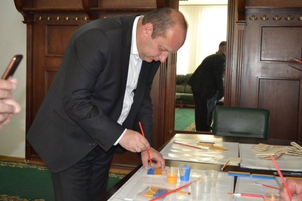 Луцькі депутати в обідню перерву малювали. ФОТО