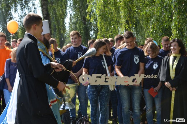 Танець від ректора і завдання від губернатора: як у луцькому «політесі» першачків зустрічали. ФОТО