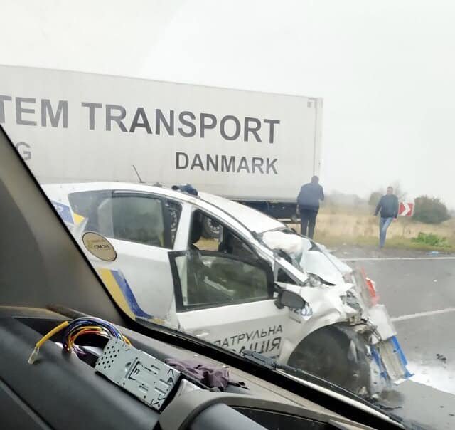 На Львівщині фура зіткнулася з авто патрульних: загинув поліцейський. ФОТО