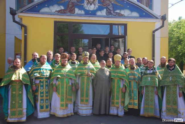 Фото випускного у Волинській духовній семінарії