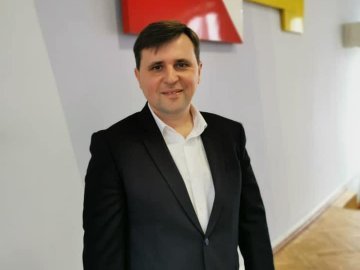 Голова Луцької районної ради Олександр Омельчук привітав волинянок зі святом. ВІДЕО