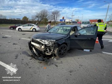 У Луцьку легковик врізався в автобус