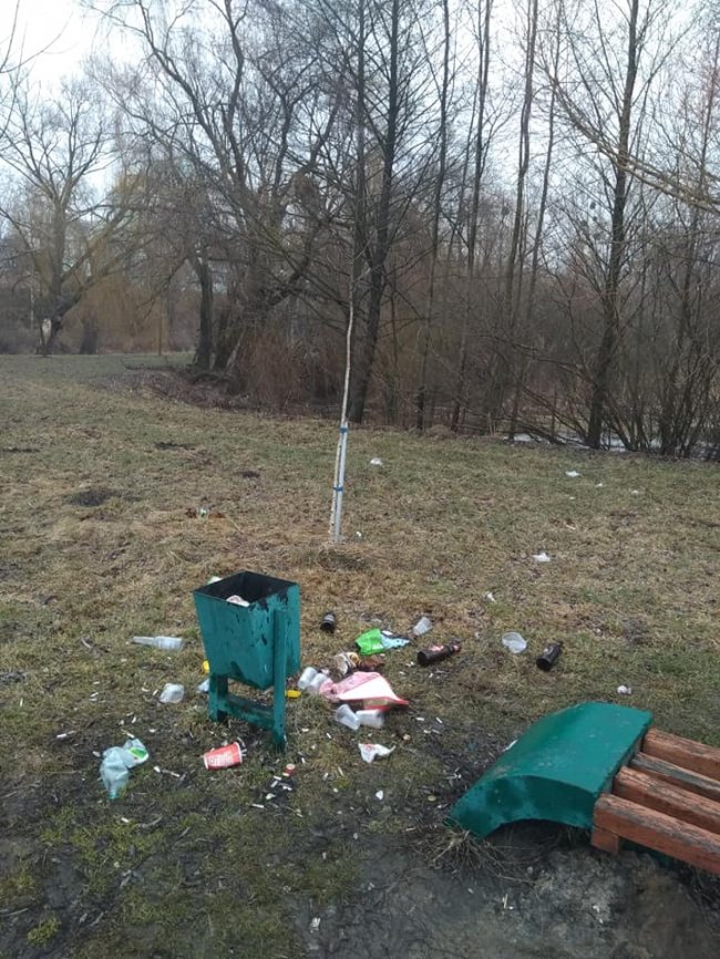 «Наш парк взагалі-то гарний, але зараз ще й дуже з*сраний»: у Володимирі нарікають на гори сміття