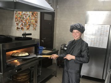 Збирають ягоди і працюють кухарями: як підлітки на Волині заробляють копійчину