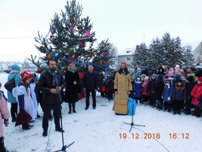 Під Луцьком засвітили головну ялинку району. ФОТО