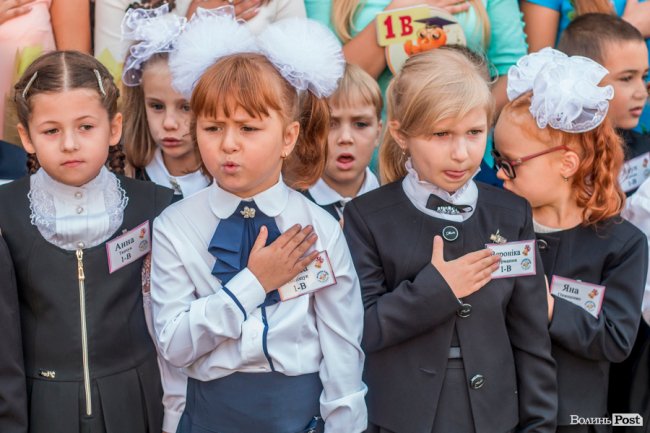 Квіти, вітання та усміхнені першачки: у луцькій школі №9 пролунав перший дзвоник. ФОТО