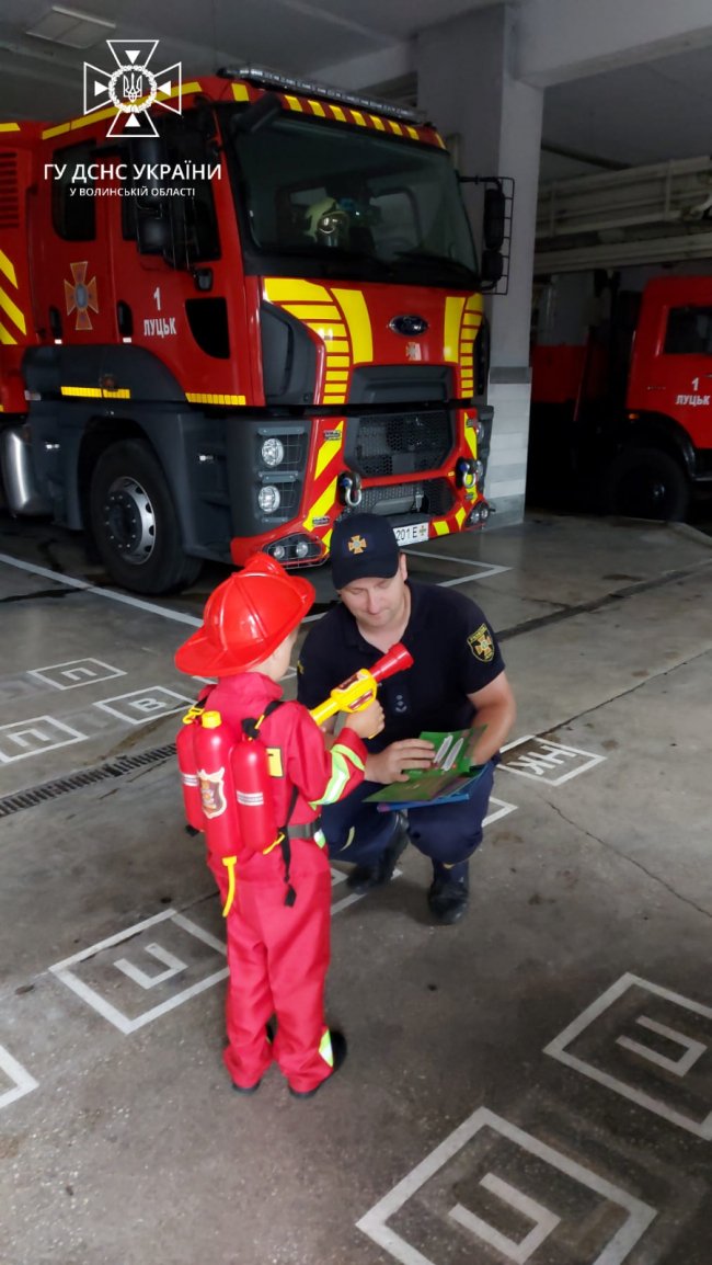У Луцьку 5-річний хлопчик у свій день народження побував за кермом пожежного авто. ФОТО
