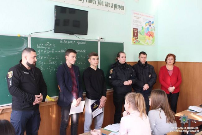 Головний патрульний Волині подякував луцьким підліткам, які врятували самогубця