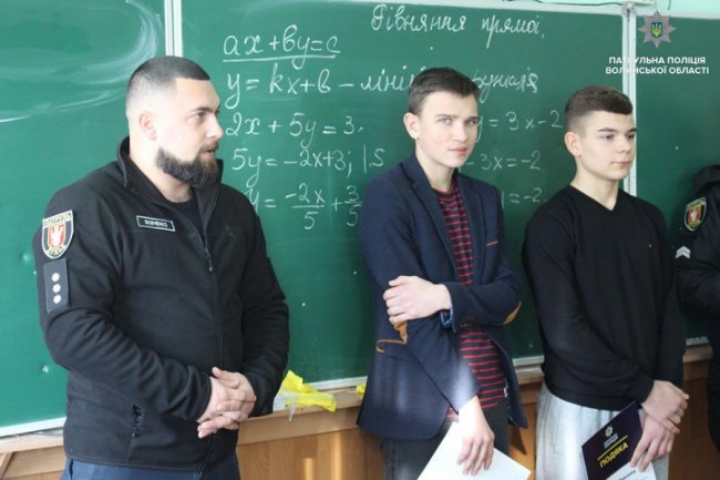 Головний патрульний Волині подякував луцьким підліткам, які врятували самогубця