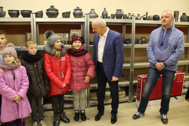 У селі під Луцьком дітей безкоштовно навчатимуть гончарству. ФОТО