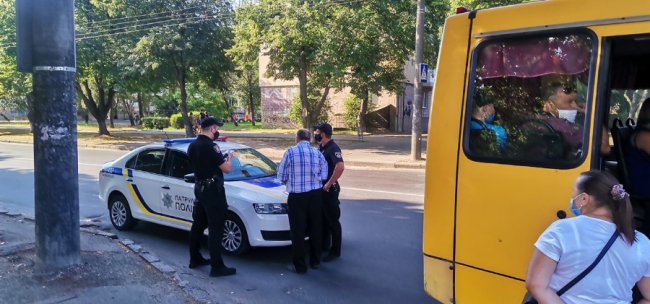 У Луцьку патрульні спіймали водія маршрутки, який взяв пасажирів без масок. ФОТО 