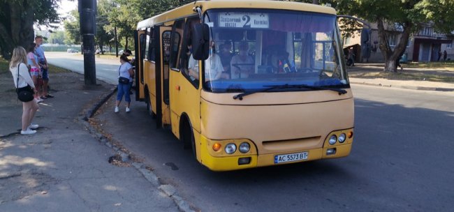 У Луцьку патрульні спіймали водія маршрутки, який взяв пасажирів без масок. ФОТО 