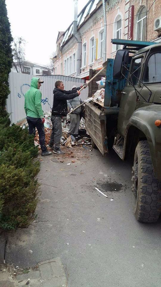 Діють, як зозуля: у Луцьку під ЦНАПом скинули дві вантажівки сміття