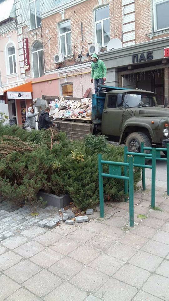 Діють, як зозуля: у Луцьку під ЦНАПом скинули дві вантажівки сміття
