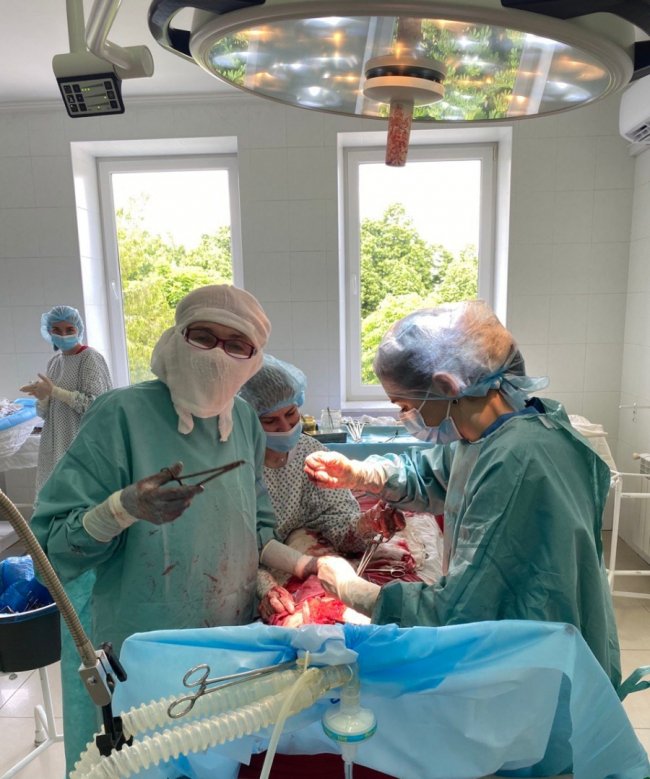 У волинській лікарні жінці видалили гігантську пухлину. ФОТО 18+