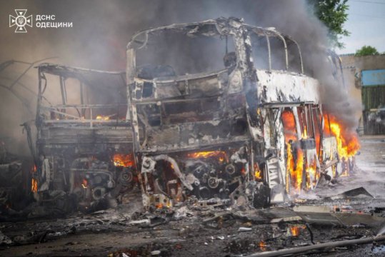 Росіяни вдарили по автопарку та санаторію в Одесі