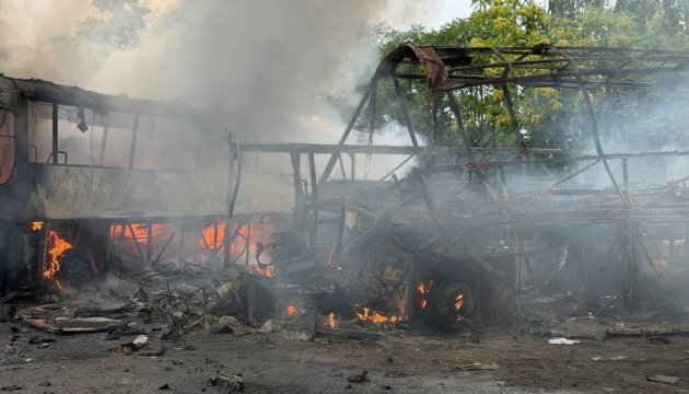 Росіяни вдарили по автопарку та санаторію в Одесі
