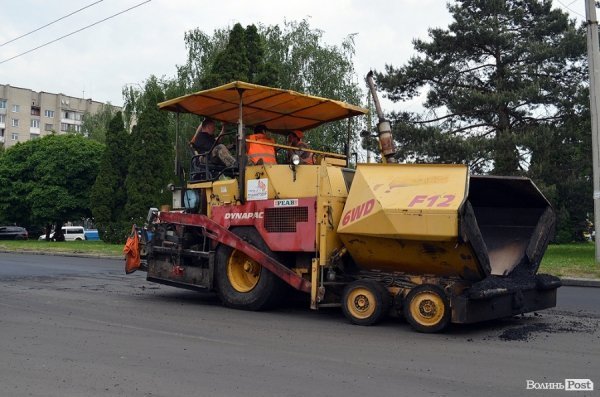 У центрі Луцька кладуть нову дорогу. ФОТО