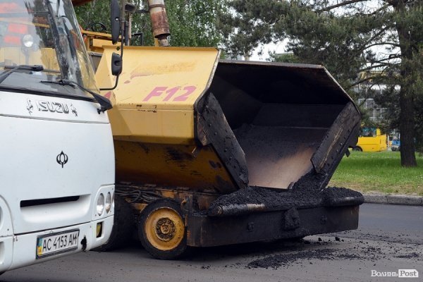 У центрі Луцька кладуть нову дорогу. ФОТО