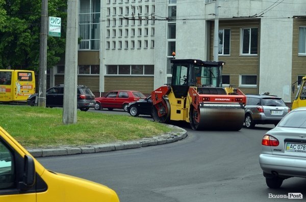 У центрі Луцька кладуть нову дорогу. ФОТО