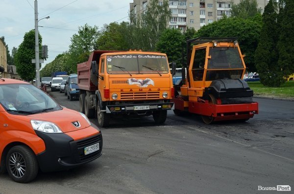 У центрі Луцька кладуть нову дорогу. ФОТО