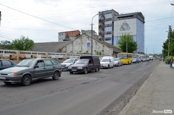 У центрі Луцька кладуть нову дорогу. ФОТО