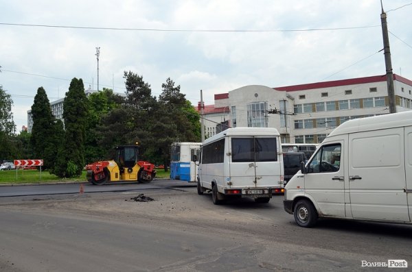 У центрі Луцька кладуть нову дорогу. ФОТО