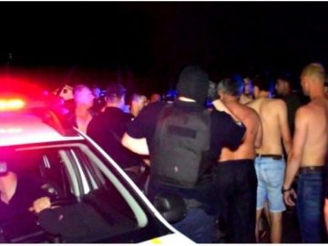 Стінка на стінку: на Миколаївщині селяни влаштували побоїще з таксистами. ВІДЕО