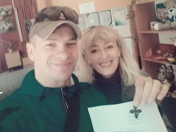 Волинський «кіборг» подарував музею стародавнього хрестика